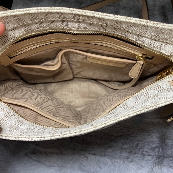 NWOT Michael Kors Crossbody Bag Vanilla Jet Set - Picture 3 of 5